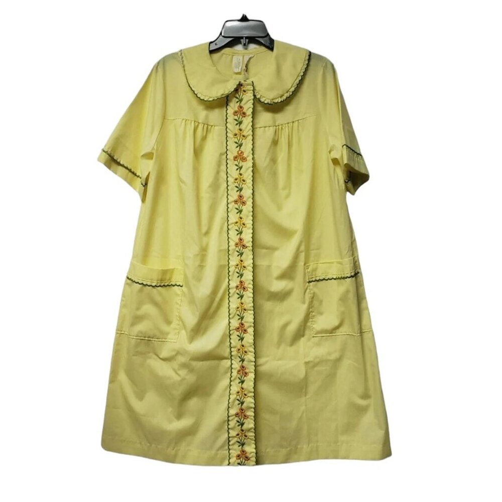 60s - 70s Komar for Leisurely Living yellow embroidered sleepwear / short robe